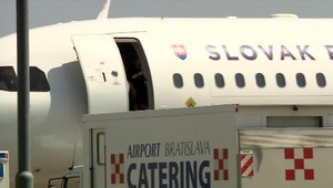 Vládny špeciál mal počas letu vážny problém. Na stroji prasklo čelné sklo