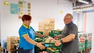 Tesco už siedmy rok znižuje plytvanie potravinami, reťazec ľuďom v núdzi vlani daroval 9 miliónov porcií jedla