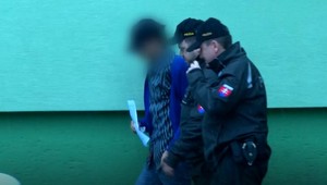 Mladík po hádke matku dobodal. Sudca ho ale do väzenia neposlal