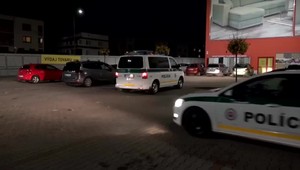 Pod hrozbou zabitia rodiny pýtali muži od svojej obete peniaze. Keď si po ne prišli, čakali ich policajti