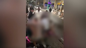 Známa ulica v Nitre sa zmenila na bojové pole. Muži sa hrýzli do brucha