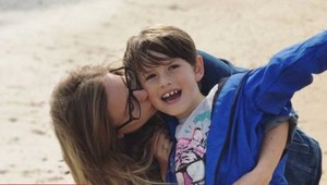 Malý chlapec odšoféroval auto potom, ako jeho mama stratila vedomie počas jazdy