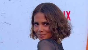 Vyzerá výborne, ale... Hviezdnej herečke ťahá na 60, TÝMITO šatami mnohých pobúrila!