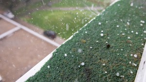 Poškodilo váš dom krupobitie či zemetrasenie? Toto sú podmienky, ako od štátu získať pomoc