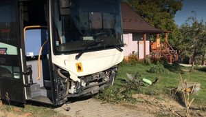 Nehoda autobusu. Narazil do dvoch áut a skončil v záhrade