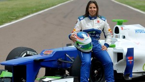 Žena za volantom F1! Krásna Švajčiarka odjazdila 180 kôl