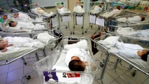 Zdravotná sestra sa na smrteľnej posteli priznala, že vymenila v pôrodnici asi 5 tisíc novorodencov