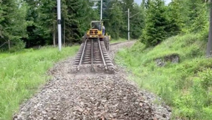 FOTO: Legendárnu zubačku zo Štrbského plesa začali rozoberať. Hasiči pre prípadný požiar musia asistovať