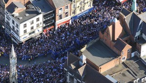 Hráči Leicesteru oslavovali v uliciach s 240 000 fanúšikmi