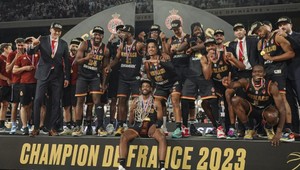 V nedeľu oslavoval Djoković, vo štvrtok kurt obsadilo basketbalové finále