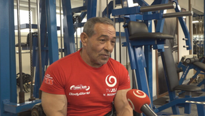 Ešte nedávno žil na ulici, teraz sa pripravuje na majstrovstvá Európy v kulturistike. Príbeh Adama Cibuľu dojíma Slovensko