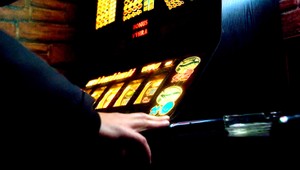 Exstarosta mal minúť 29 tisíc na hracie automaty, svoj dlh mesačne spláca