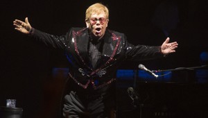 Desivá porucha a strach o život! Eltonovi Johnovi sa poškodilo lietadlo!