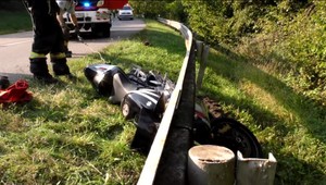 Chcel vyskúšať novú motorku, skončil zaseknutý pod zvodidlami