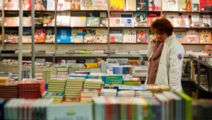 Prebudená príroda láka aj knihomoľov. Vyberte si z knižných tipov a hor sa na lúky