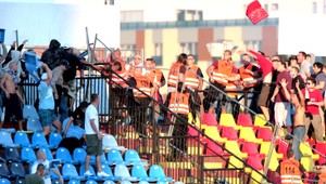 Zapálení pre futbal. Chuligánov si nakrúcali policajti