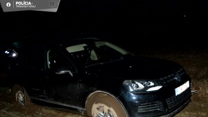 Ukradol auto a zapadol v poli. Bez vodičáku, ale s drogami pri sebe