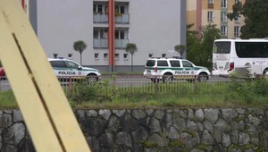 Po hádke prišiel krvavý útok: Muž bodol pred pohostinstvom iného muža nožom do chrbta