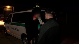 Mladý vodič sa dal na útek pred políciou. Zranil pritom svojich kamarátov