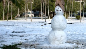 VIDEO: Zlomyseľná žena zničila snehuliaka, pomstil sa jej