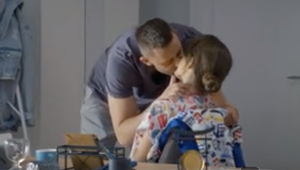 Nič príjemné! Vášnivé bozky Prachařovej lásky Sáry s jeho exšvagrom, Hanychovej bratom!