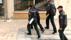 Pred pár rokmi ženu škrtil, teraz povedal, že jej hlavu odreže. Muž sa pred súdom priznal, no za mreže nepôjde