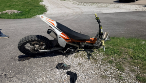 Dramatická nehoda: Na motorke viezol trojročné dieťa. Ani jeden z nich nemal prilbu