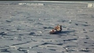 Trajekt s 850 cestujúcimi uviazol v baltickom ľade