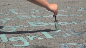 Stará tradícia s novými pravidlami. Písanie mien absolventov vysokej školy na chodník sa skončilo opletačkami s políciou