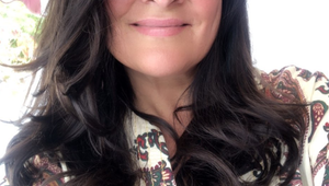 Herečka zažila trapas na nóbl večeri: Zo šiat za 6,60 Eur jej visačku odstrihol až čašník!