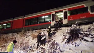 Víchrica na Slovensku strhávala strechy a lámala stromy. Hasiči mali plné ruky práce