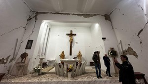 Pohľad, pri ktorom sa tisnú slzy do očí. Kostoly poškodené zemetrasením musia zbúrať