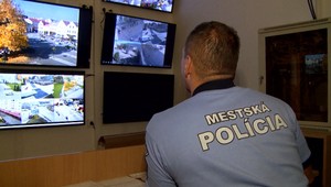 Muž okradol 78-ročnú starenku. Tvrdil, že jej kabelku našiel, no kamerové záznamy hovoria niečo iné