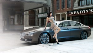 Šteklivá burleska: Vyzývavé slečny pózujú s BMW