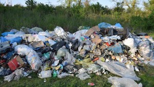 FOTO: Nepochopiteľné konanie. Muž vyhodil pri Váhu viac ako 5 ton odpadu