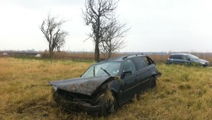 Ďalšia šialená jazda, auto vyletelo z cesty ako šíp!