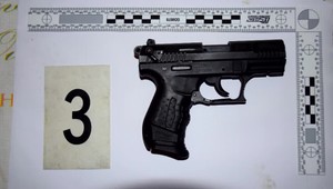 Muž sa hneval na syna a vyhrážal sa smrťou. Sedí v cele