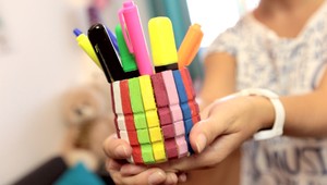 Už žiadny neporiadok na písacom stole! Vyrobte si s deťmi takýto super stojan na perá