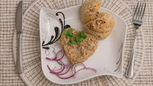 Oškvarková nátierka s domácim pečivom