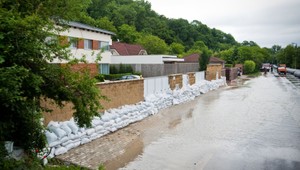 Zatopené oblasti pomôžu upratať nezamestnaní...