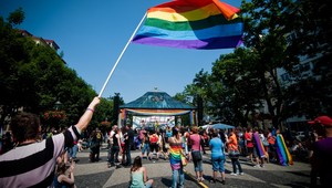 Členské štáty musia priznať trvalý pobyt osobe, ktorá je zosobášená s občanom únie rovnakého pohlavia