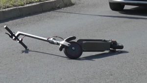 Desivá zrážka: Chlapec bez prilby vbehol na kolobežke pred auto