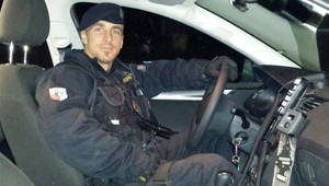 Policajt mimo služby zachránil ženu z horiaceho auta