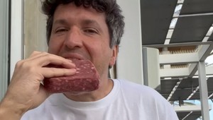 Muž konzumuje výlučne surové mäso. Skúša, či prežije...