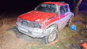 Tragická dopravná nehoda: 34-ročný vodič nezvládol zákrutu, jeho auto ostalo prevrátené