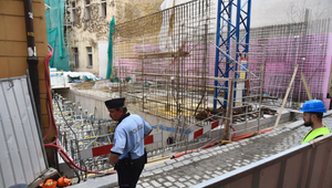 Na mieste, kde zrútený strop zavalil robotníkov, sú kriminalisti