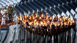 Briti stavili na efekt, oheň napokon premiestnili