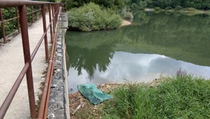 Z jazera vylovili telo mladíka (17). Mal byť s kamarátmi na chate