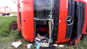 Poľský šofér skončil s kamiónom v poli. Nafúkal takmer dve a pol promile