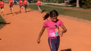 Príbeh dievčaťa, ktoré bežalo v balerínkach, pokračuje. Jej talent je obrovský